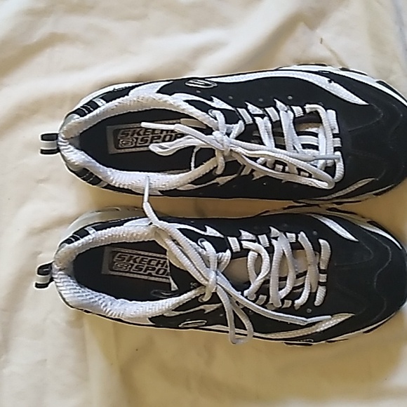 Women's Skechers D'Lites black and white shoes size 6.5 Excellent shape!!! EUC😍 - Picture 2 of 8